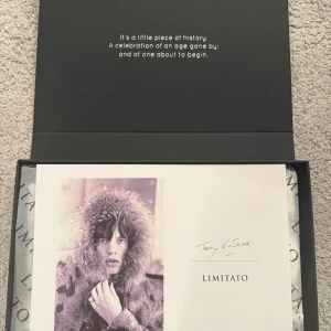 LIMITERAD LIMITATO T-SHIRT - LIMITATO t-shirt med ikoniskt print. Bilden är tagen av Terry O’Neill och tryckt på en vit t-shirt. Perfekt för dig som gillar statement-plagg och konstnärliga motiv. T-Shirten är VIT! Bilden på den svarta är bara för att visa hur t shirten ser ut! Den är helt ny och obruten förpackning!