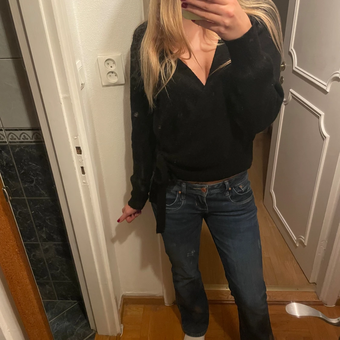 Svart omlottstickad tröja med v-ringning