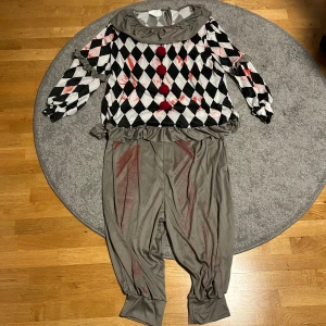 Clown kostym - Säljer denna clown dräkt då jag är för lång för den, den är aldrig använd utan felköpt, skicket är 10/10. PRIS EJ HUGGET