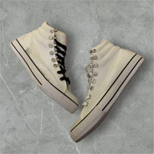 Number (N)ine vita höga sneakers SS 2007 - This beautiful pair of Number (N)ine SS 07 sneakers from the collection ”about a boy” features the iconic music notes throughout the whole shoe and got the branding on the bottom heel and on the sole.  These are really rare and hard to find. Their basically in perfect condition however one pair is a bit dirty on the side!