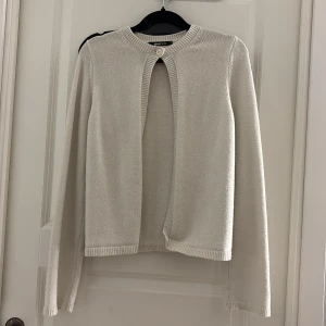 Kofta - En fin krämvit kofta från Gina. Fin till vilka byxor som helst med ett linne eller T-shirt under! Går att ha öppen eller knäppa längst upp. Bra skick.