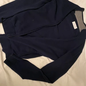Helt ny Pier one fullzip - Aldrig använd blå pier one fullzip i storlek S men passar även M.  Passar till hösten eller vintern. Säljer pga att den är för liten och hann inte lämna tillbaks i affär. 