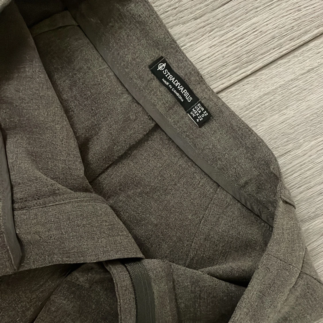 Mörkgrå kostymbyxor från Stradivarius - 1