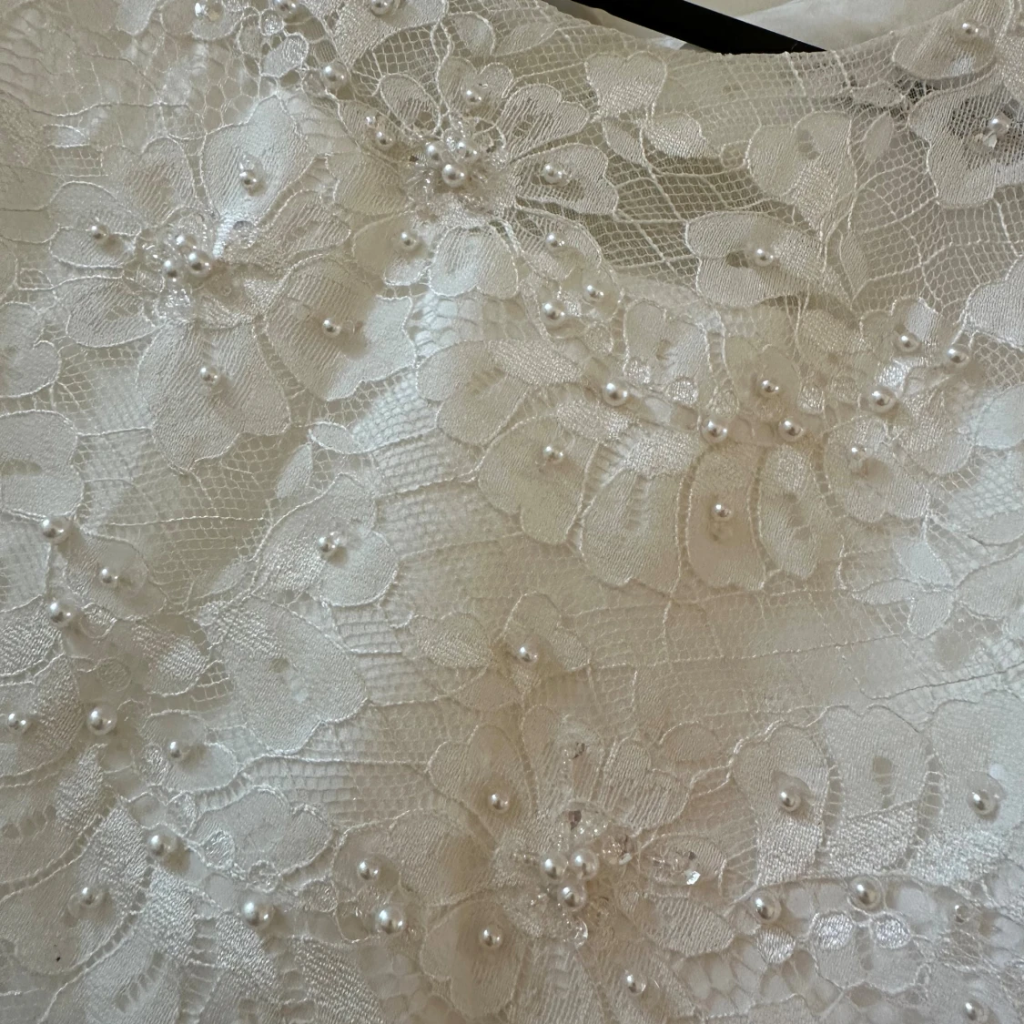 Vit långklänning för barn med spets och pärlor - 1