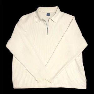 Jack & Jones half zip - Nyskick och köpt på Jack & Jones, nypris var runt 400 och den är storlek XL. Riktigt skönt material som passar både för sommar och vinter. Dm vid funderingar