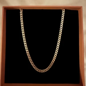 Silver Kedjehalsband - Snyggt kedjehalsband i äkta silver, köpt direkt från albrekts guld i göteborg. Halsbandet är cirka 50 cm långt och 4mm bredd. Nypris 900kr