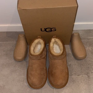 Bruna UGG boots i mocka med fårskinn - Ny skick aldrig används, och dem ha köpts från nk funkar även att mötas upp i Göteborg !