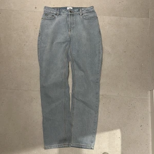 Ljusblå raka jeans från Grunt - Ljusblå jeans från Grunt i rak modell med klassisk femficksdesign. Jeansen är tillverkade i ekologisk bomull och har normal passform samt midja. Perfekta för dig som gillar en clean och enkel look.