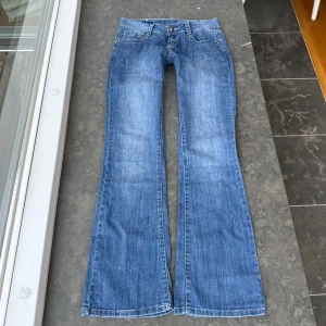 Lågmidjade jeans  - Så snygga jeans som tyvärr inte passar mig och har därför ingen bild på! Midjemått tvärsöver: 40cm Midjehöjd: 18cm Inerbens längd: 81cm🩷