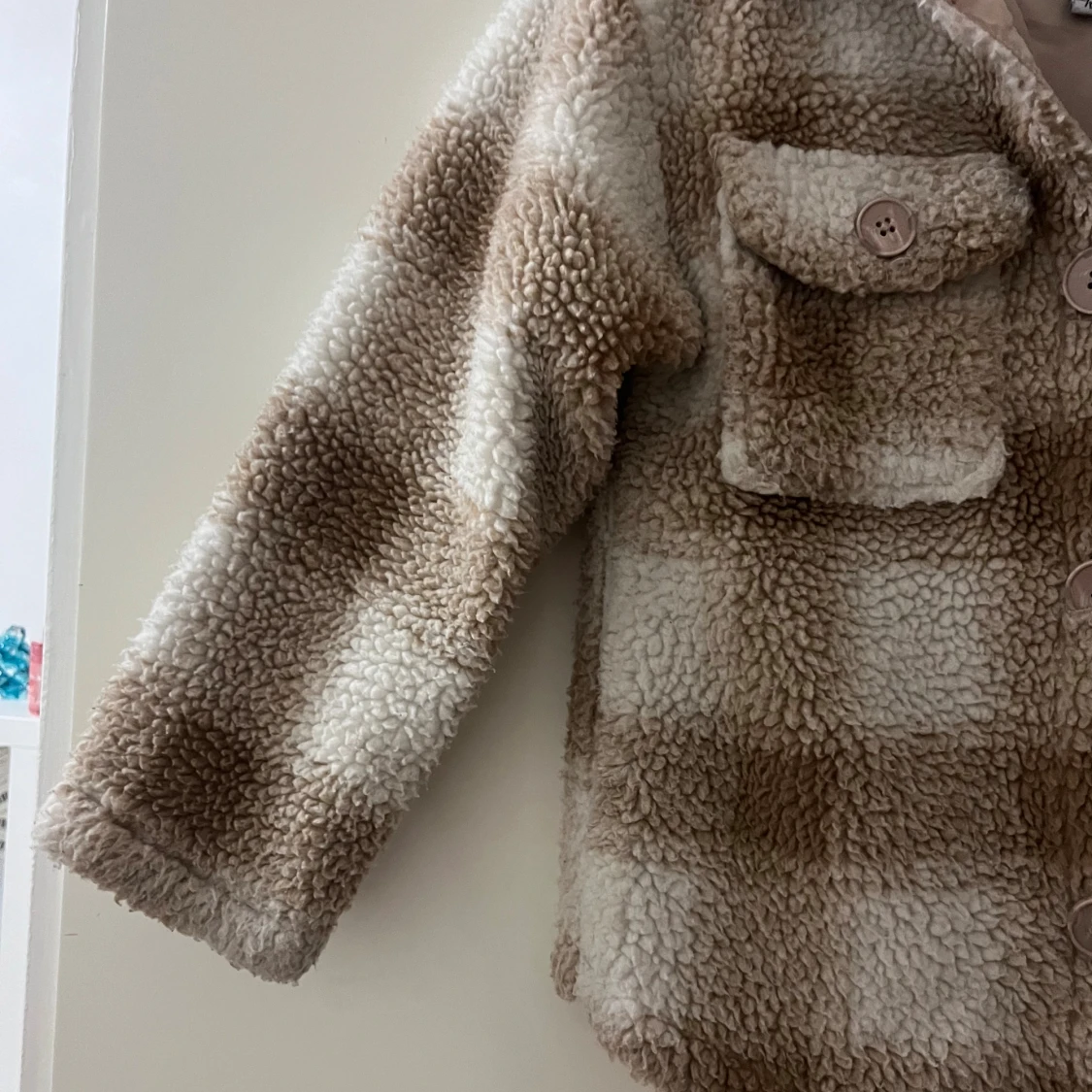 Rutig teddyjacka från Skill, beige/vit - 3