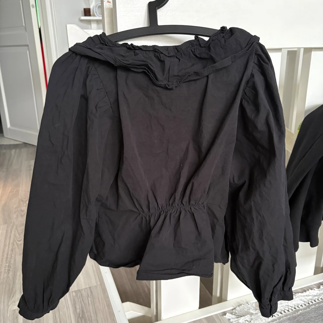 Svart blus med volang från NA-KD - 1