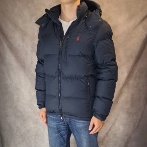 Ralph Lauren Dunjacka - Stl S - 🗻 Populär och eftertraktad Ralph Lauren Dunjacka 🗻 | Nytt skick 9,5/10 | Färgen är en blandning mellan Marinblå/Svart och grå skulle jag säga, riktigt snygg färg | Stl: S | Modellen är 175cm, rekommenderar att vara mellan 174-184cm för att sitta fint | 