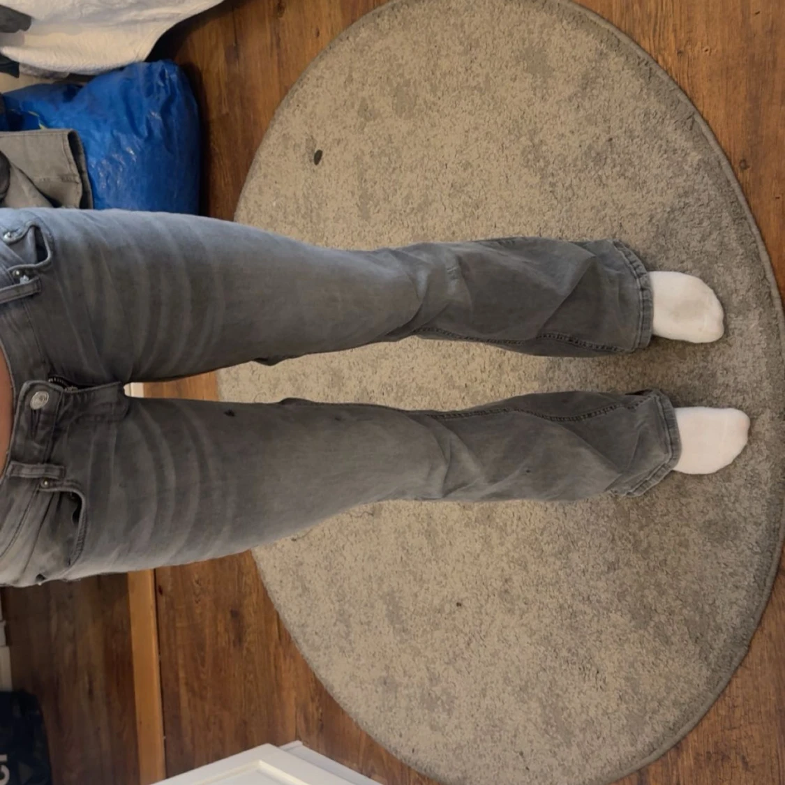 Snygga grå bootcut jeans lågmidjade (nersydda!!) - 1