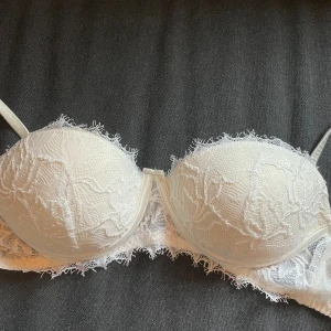 Intimissimi bh  - Säljer en vit spets Intimissimi bh i storlek 75b bra skick använd få gånger då den är för liten❤️