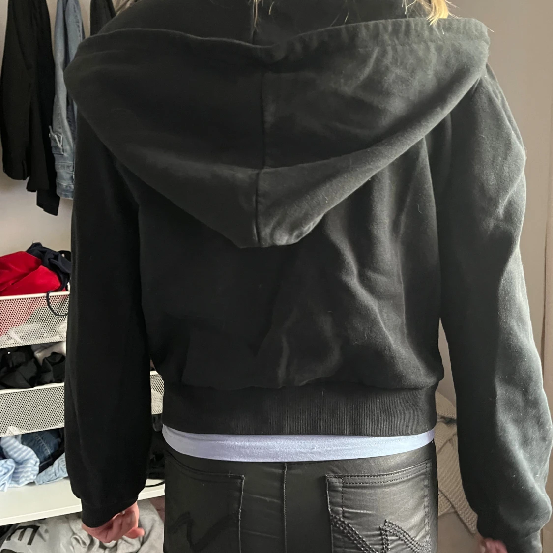 Svart hoodie med dragkedja och huva - 1