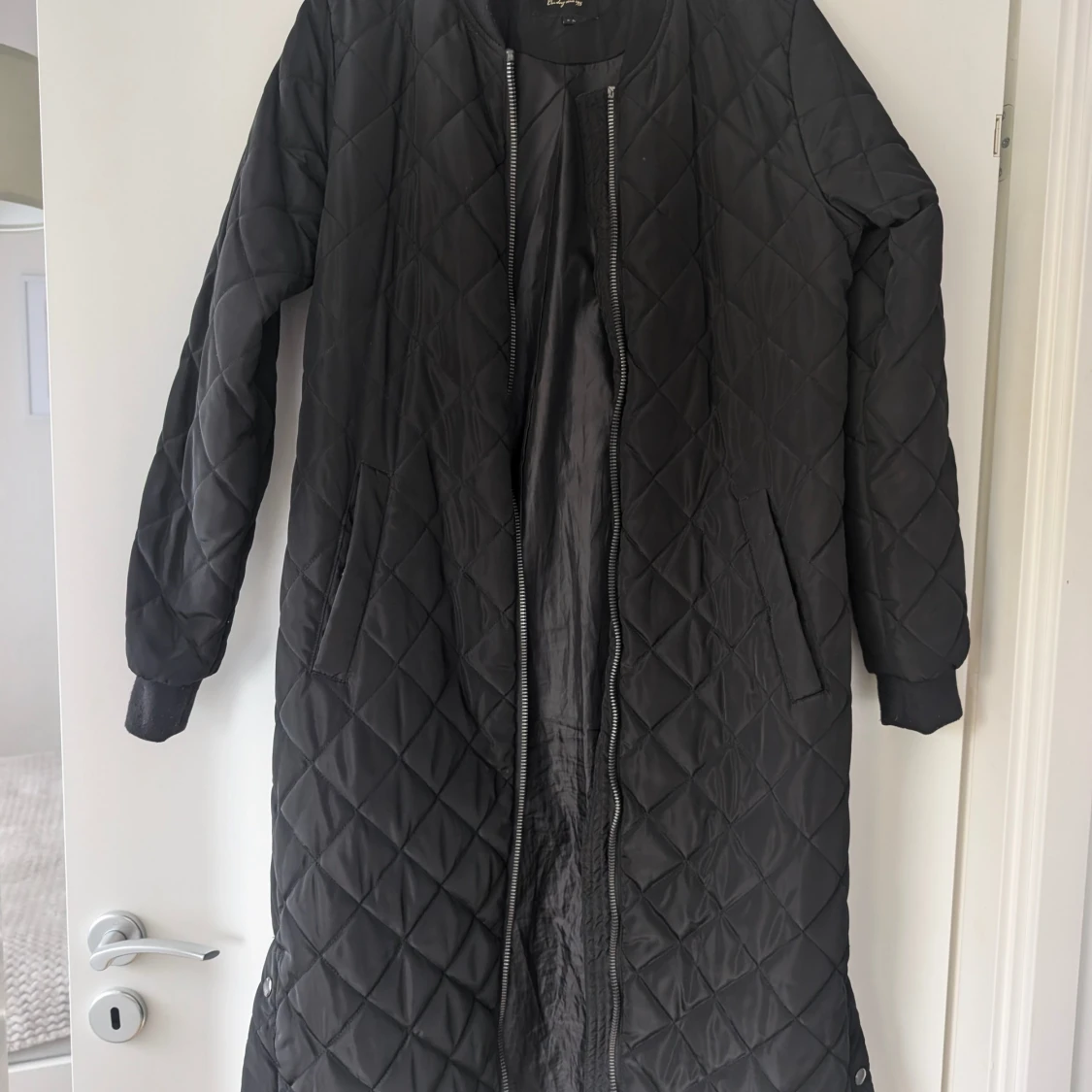 Svart quiltad lång jacka från ONLY
