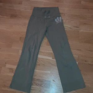 utsvängda oliv vintage byxor  - Oliv byxor som e sköna och varma till hösten! det står royale på baksidan 