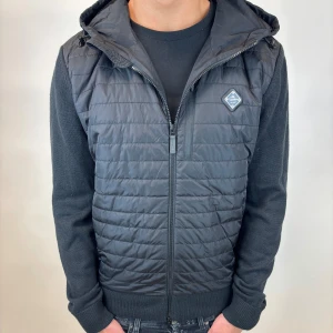 J.Lindeberg Cardigan  - Hej! Säljer nu denna väldigt snygga och eftertraktade J.Lindeberg Cardigan! Cardiganen är slutsåld överallt och går inte att få tag på… jackan är perfekt nu till hösten/vintern. Storlek L fits M Skick 9,5/10  Ny pris: 6000 kr Säljs för: 1799 kr