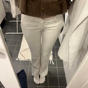 Vita bootcut kostymbyxor bikbok - Snygga vita kostymbyxor med bootcut-snitt och lågmidjad passform. Inga slitningar dom är helt som nya