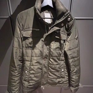 J.Lindeberg Field jacket - En mörkgrön Field jacket som är i mycket bra skick. Priset går att diskutera och skriv vid frågor!