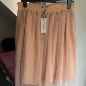 Ljusrosa tyllkjol från Cubus - Säljer en ljusrosa kjol från Cubus Trend Edition i storlek 40. Kjolen har ett elastiskt smockband i midjan och är gjord i ett tunt, transparent syntetmaterial med volangig och luftig känsla. Perfekt för dig som gillar romantisk och feminin stil.