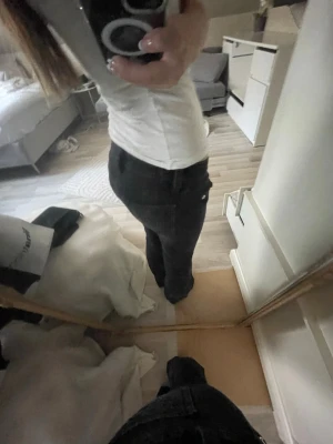 Svarta  jeans - Säljer ett par svarta jeans st 158