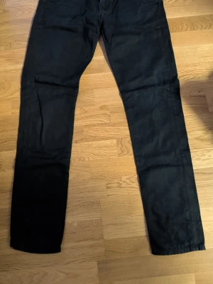 Svarta raka burberry jeans - Svarta jeans med rak passform och klassisk femficksdesign. Jeansen har normal midja och är tillverkade i ett denimtyg som känns mjukt men ändå slitstarkt. Perfekta för en clean och stilren look. W33 L32