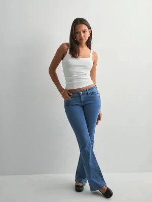 Blå bootcut jeans med låg midja - Snygga blå bootcut jeans med låg midja och klassiska fem fickor. Jeansen har en lätt utsvängd passform nertill och stängs med dragkedja och knapp. Perfekta för en trendig och avslappnad look.