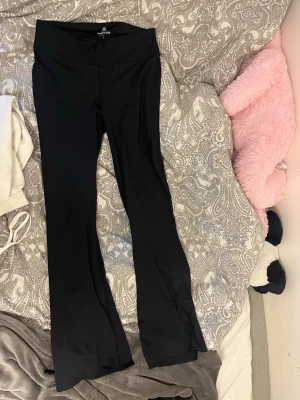 Svarta bootcut träningsbyxor  - Snygga svarta bootcut träningsbyxor från staidium . Tillverkade i ett stretchigt och mjukt material som sitter skönt på kroppen💞