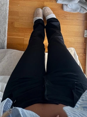 ”skinn” byxor  - super fina byxor från h&m. kan gå ner i pris och har 10% vid köp av bundles!💓