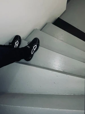 Svarta Dior B30 sneakers - Säljer ett par svarta Dior B30 sneakers med reflekterande vita detaljer och tydlig Dior-logga på sidan. Skorna har en sportig och modern design med mesh och lädermaterial, samt svarta snören. Perfekta för dig som vill sticka ut med exklusiva sneakers.                                                 Skriv för flera bilder!