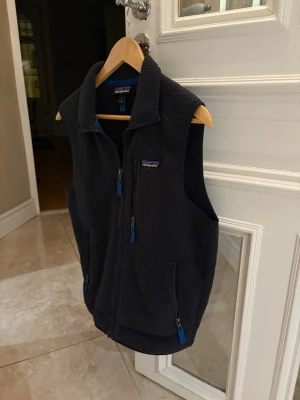   Patagonia väst!  - Patagonia väst som är köpt från naturkompaniet! Storlek S i färgen mörkblå. Knappt använd, i nyskick. Säljer då den inte passar min stil, köptes för 1399kr och kvitto och tag finns (sista sidan)! Pris kan diskuteras vid snabbt köp!