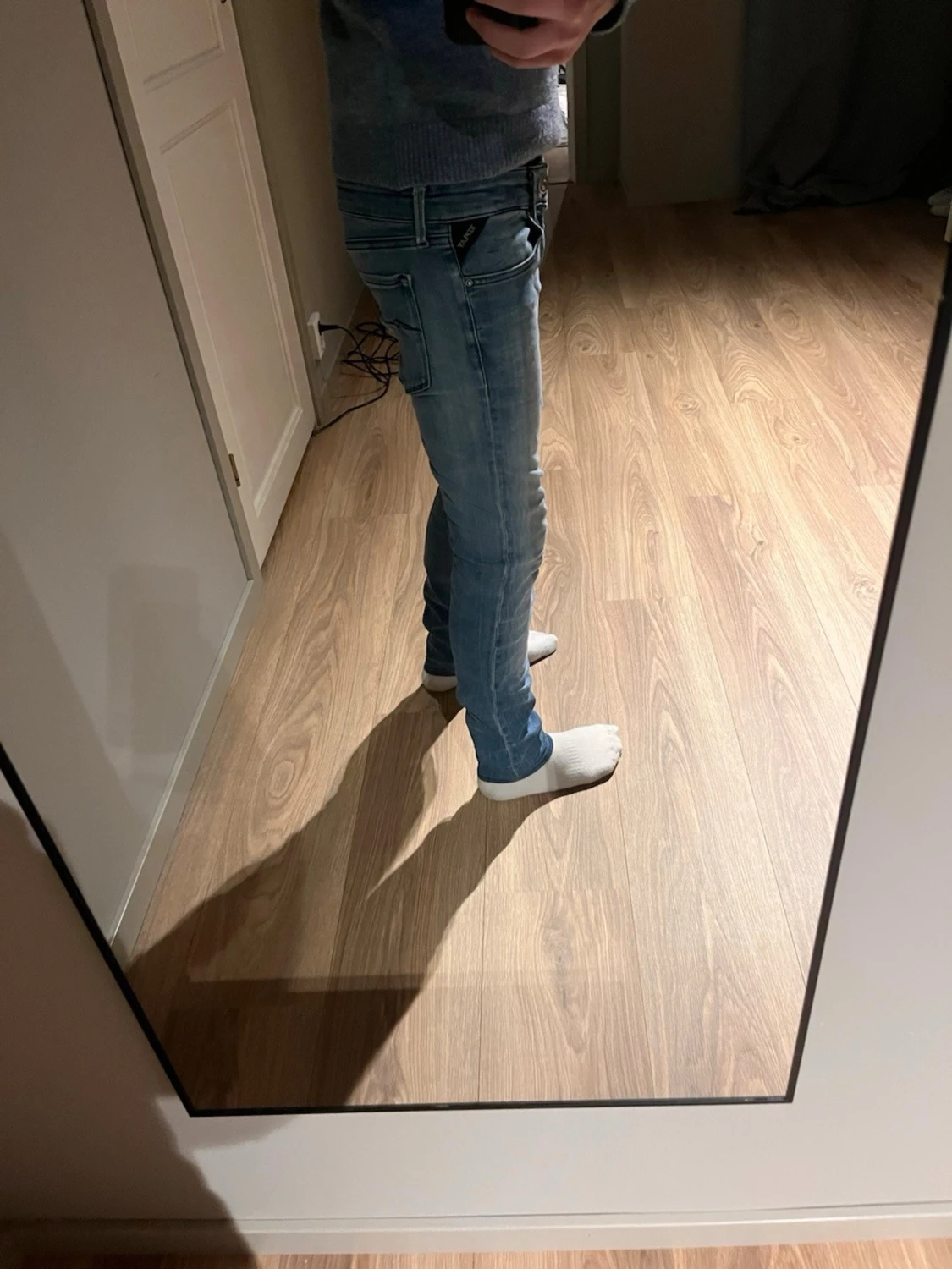 Blå slim fit jeans med tvättade detaljer - 1