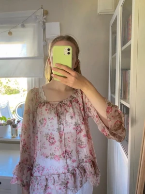 Blommig volangblus från Flash Woman - Jättefin blus från flash woman🌸  Osäker på hur mycket den är använd men den är vi väldigt fint skick och har inga synliga skador!🩷 Bara att höra av dig om du undrar nåt eller vill ha mått eller fler bilder🥰