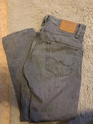 Grå jeans från Jack & Jones - Tjena säljer ett par gråa jack ans Jones jeans då jag inte har nån användning av dessa 