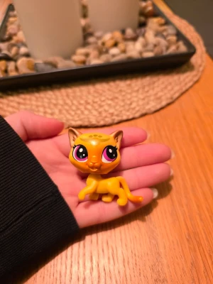 Littlest pet shop - Littlest pet shop katt Finns fler i min profil för samfrakt. Följ gärna mitt konto då jag kommer lägga upp fler figurer😊