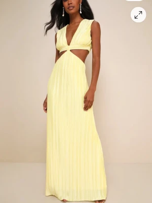 SÖKER!!!! - Jag har val i juni och såg denna klänningen, den är slutsåld på hemsidan och därför söker jag denna ifall det är någon som vill sälja mer vet någon som vill sälja den till mig. I storlek S eller XS💓💓💓💓💓💓