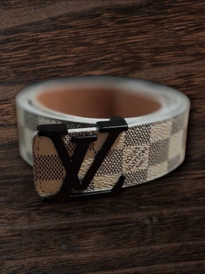 Snyggt Bälte - Snyggt bälte som passar perfekt för att göra klart din outfit. Vid frågor eller bud, var vänlig att kontakta mig