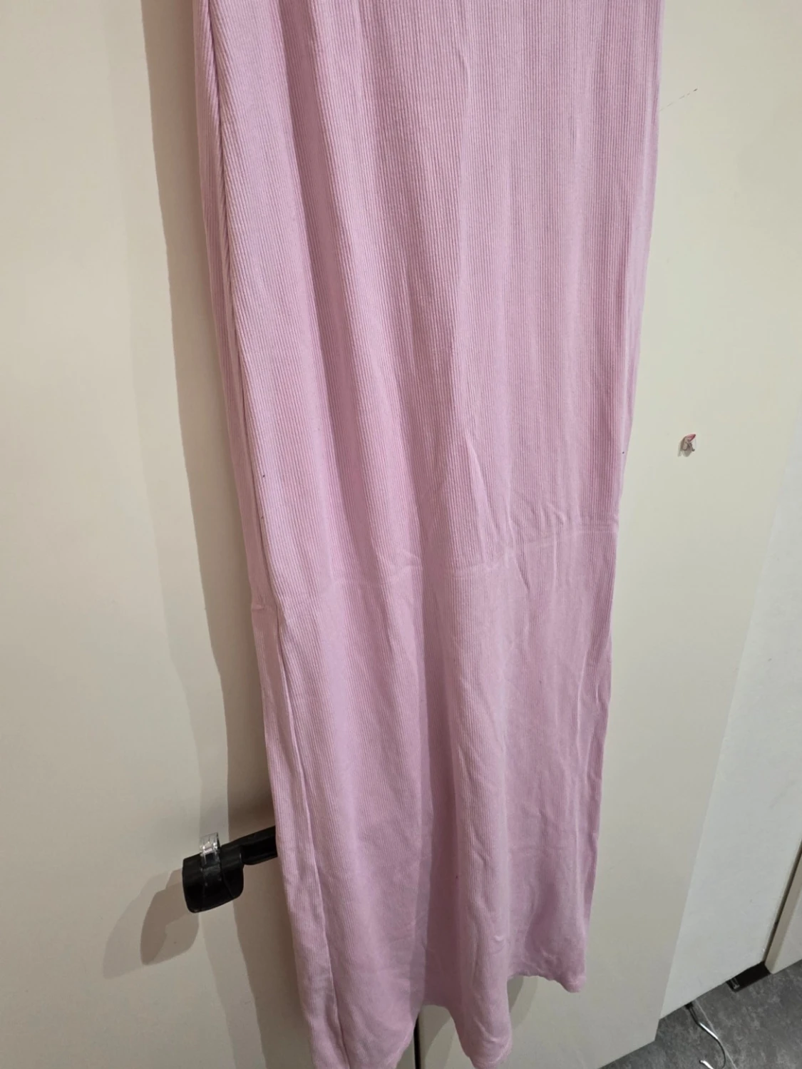 Ljusrosa långklänning med smala axelband - 2