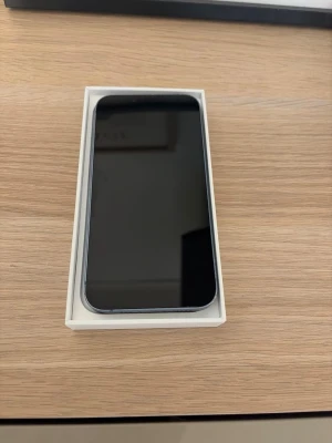 Ljusblå iphone 14 - Säljer en ljus blå iPhone 14 då jag har köpt ny mobil. Den har 256 GB och allt funkar som det ska, den har några repor på sidorna men inget som påverkar mobilens användning. Skriv gärna om du har frågor eller funderingar (: