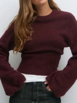 Stickad tröja från Gina Tricot - Snygg stickad tröja med vida ärmar och tajtare i midjan🤩 Tröjan är i nyskick och jag har bara fått användning för den 1-2 gånger och därför säljer jag🌸 Köptes för 399