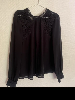 Svart blus  - svart blus med fina detaljer🖤