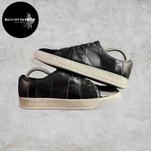 Lanvins skor - Lanvin skor med paneler i både blankt samt matt skinn och mocka. Väldigt snygga sticker ut lite mer än vanliga svarta lanvins.  I övrigt fint skick och mycket kvar att ge. Storlek 7 motsvara ungefär storlek 41. Fråga gärna om innermått vid osäkerhet! Endast skor, ingen og.                                                                            ~                                                                                         Nypris 4000-6000 kr | Vårt pris: 1695 kr                  