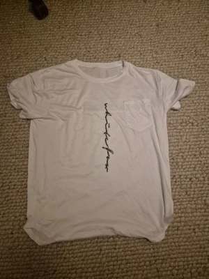 T-shirt - Helt oanvänd vit t-shirt, vilket märke det är minns jag inte riktigt men den kostade drygt 250 ny