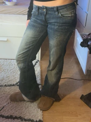 weekday cheapmonday jeans - jätte fina jeans! gillar bara inte färgen. 