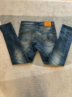 Jack&Jones Jeans  - Säljer ett par feta jeans från Jack and Jones. Slim fit och go fade. Tveka inte att höra av dig vid minsta fundering🙏
