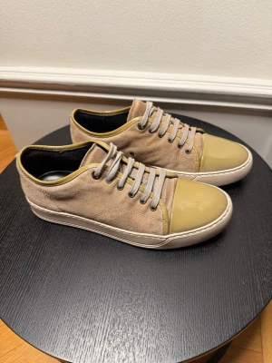 Lanvin Cap Toe  -  Riktigt feta och unika lanvin Cap-to i storlek 41 UK sju sitter lite större sjukt bra skick. Sjukt bra pris 