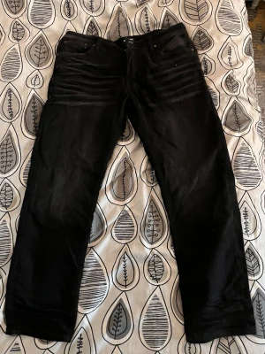 Svarta Jack n Jones jeans - Säljer ett par fina jacknjones jeans som är lite använda men värt för priset. Storlek W33L30