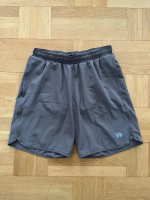 Grå träningsshorts från Lager 157 strl XL - Säljer ett par grå träningsshorts från Lager 157 i storlek XL. Märket på framsidan har reflex. Har två stycken sidofickor. Shortsen är i mycket bra skick. Färgen är ren grå i verkligheten.