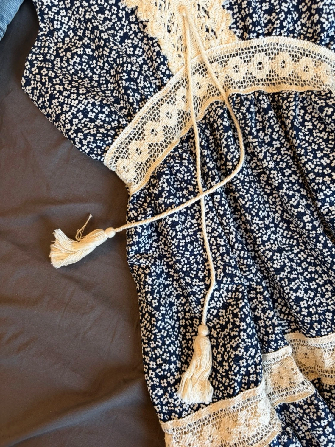 Blommig blå klänning med spetsdetaljer - 2